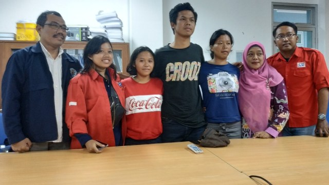 (kiri ke kanan) Dosen sekaligus ketua UKSA 387 Munasik, Dinda, Defi, Ramadhan, Reinica, Dosen Pembimbing Ita Ritniasih saat menceritakan kejadian di Pulau Legundi, Lampung. (Foto: Afiati Tsalitsati/kumparan)