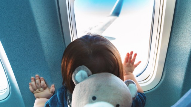 Ilustrasi anak naik pesawat. (Foto: Shutterstock)