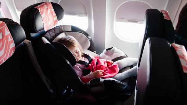 Car seat dalam pesawat untuk anak. (Foto: Shutterstock)