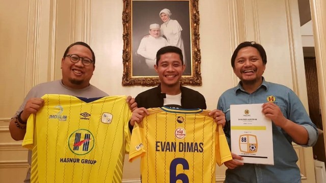 Muly Munial (kanan) mendampingi Evan Dimas (tengah) untuk meneken kontrak dengan Barito Putera. (Foto: Instagram/@psbaritoputeraofficial)