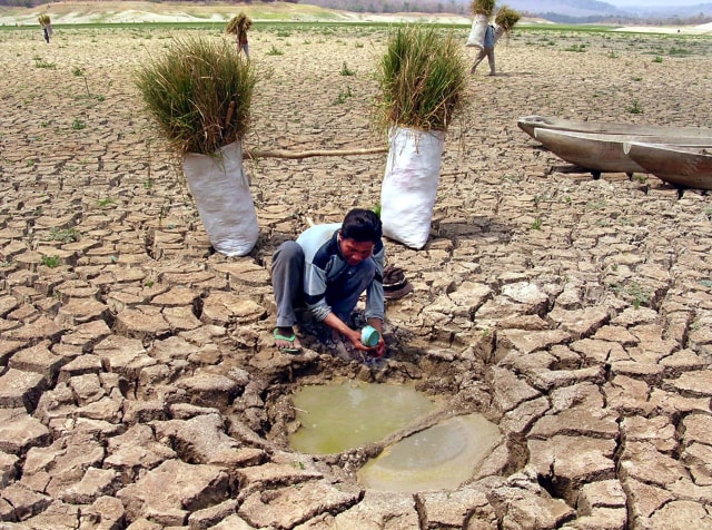 Meski merupakan sumber daya alam yang sangat penting bagi manusia untuk bertahan hidup, air baru dihargai ketika krisis terjadi. (Foto: Dimas/AFP Photo)