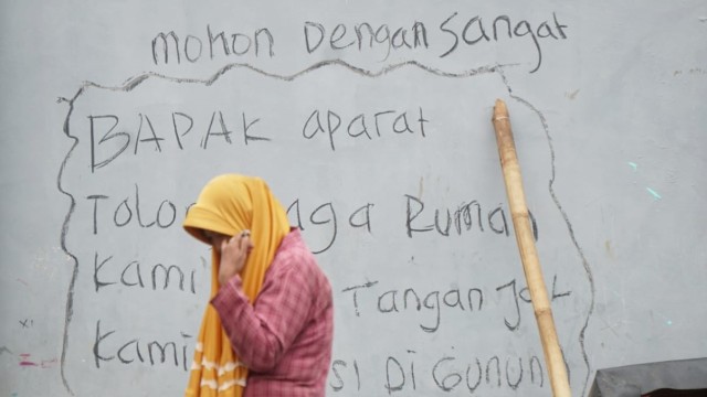 Seorang warga mencari barang berharga di antara reruntuhan puing-puing bangunan rumahnya yang hancur akibat tsunami di Desa Way Muli, Rajabasa, Lampung Selatan, Rabu (26/12). (Foto: Nugroho Sejati/kumparan)