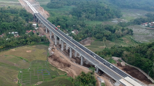 Foto aerial suasana hari pertama pengoperasian Tol Salatiga-Kartasura di titik Jembatan Kali Kenteng, Susukan, Kabupaten Semarang, Jawa Tengah, Jumat (21/12). (Foto: ANTARA FOTO/Aditya Pradana Putra)