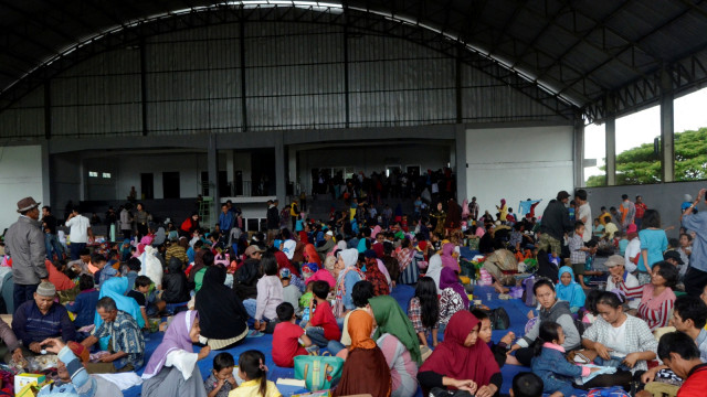 Warga korban tsunami dari Pulau Sebesi dan Sebuku Lampung Selatan tiba di posko pengungsian di Kalianda, Lampung Selatan, Lampung, Rabu (26/12). (Foto: ANTARA FOTO/Ardiansyah)