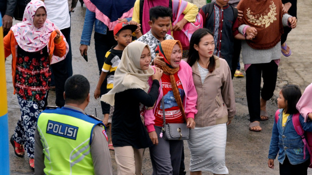 Warga korban tsunami dari Pulau Sebesi dan Sebuku Lampung Selatan tiba di Pelabuhan Bakauheni Lampung Selatan, Lampung, Rabu (26/12). (Foto: ANTARA FOTO/Ardiansyah)