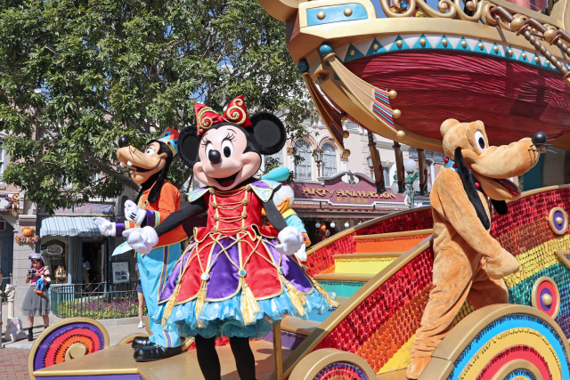 Parade karakter Disneyland di Hong Kong Disneyland (Foto: Aria Sankhyaadi/kumparan)