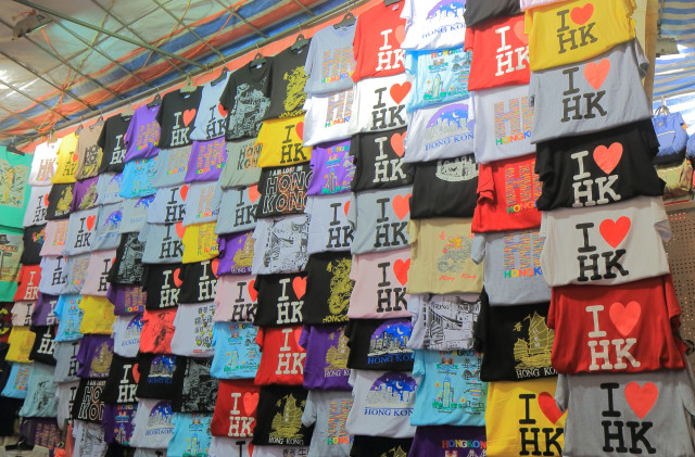 Souvenir yang dijual di Ladies Market, Hong Kong (Foto: Shutterstock)