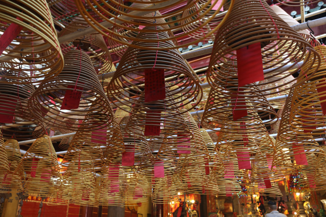 Dupa yang dipasang di langit-langit Man Mao Temple, Hong Kong (Foto: Aria Sankhyaadi/kumparan)