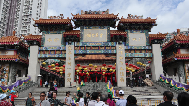 Wisatawan sedang memadati Wong Tai Sin Temple, Hong Kong (Foto: Aria Sankhyaadi/kumparan)