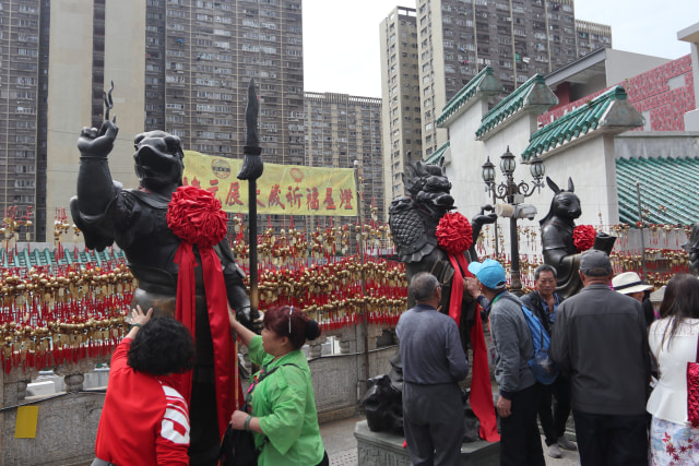 Patung yang menyimbolkan 12 shio dari zodiak di Wong Tai Sin Temple, Hong Kong (Foto: Aria Sankhyaadi/kumparan)