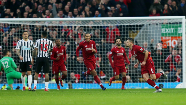 Bek Liverpool, Dejan Lovren, merayakan golnya ke gawang Newcastle. (Foto: Reuters/Lee Smith)