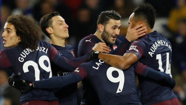 Pemain-pemain Arsenal merayakan gol Pierre-Emercik Aubameyang ke gawang Brighton. (Foto: Reuters/Peter Nicholls)
