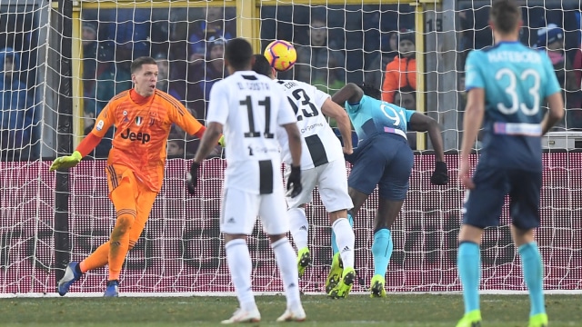 Zapata mencetak gol ke gawang Juventus. (Foto: Reuters/Alberto Lingria)