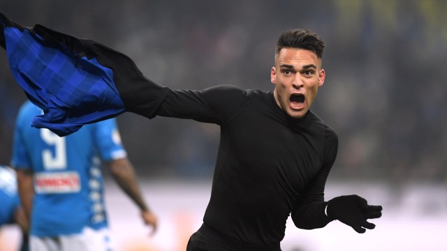 Pemain Inter Milan, Lautaro Martinez, merayakan gol ke gawang Napoli. (Foto: REUTERS/Alberto Lingria)