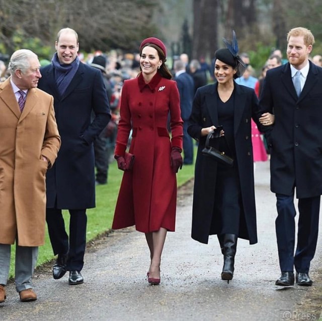Pangeran Charles berjalan didampingi kedua anak dan menantunya menuju gereja.  (Foto: dok.Instagram Kate Middleton Photos)