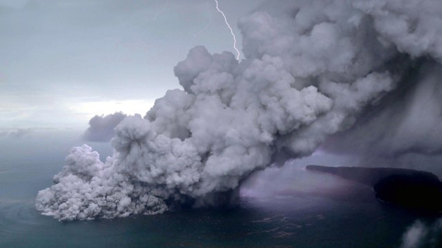 Gambar udara letusan Anak Krakatau di Selat Sunda. (Foto: Antara/Nurul Hidayat)