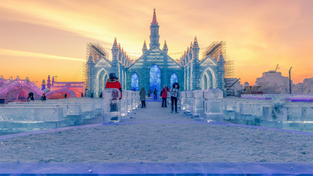 Istana yang terbuat dari es di dunia salju Harbin, Heilongjiang, Cina. (Foto: STR / AFP)