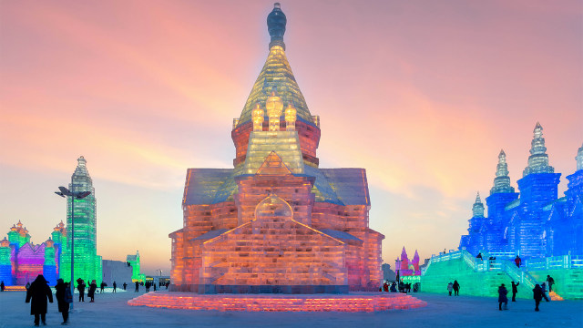 Pengunjung melihat istana yang terbuat dari es di dunia salju Harbin, Heilongjiang, Cina. (Foto: STR / AFP)