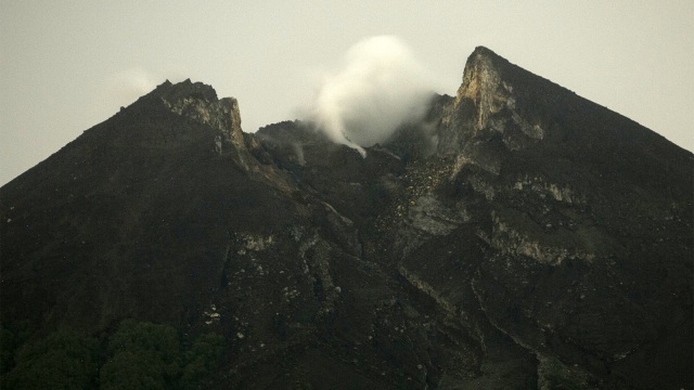 Asap solfatara keluar dari kubah lava gunung Merapi terlihat dari Bukit Klangon, Cangkringan, Sleman, DI Yogyakarta. Foto: ANTARA FOTO/Hendra Nurdiyansyah