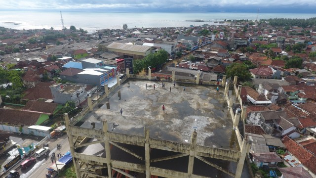 Foto aerial bangunan shelter tsunami Labuan, Pandeglang, Banten, Rabu (26/12/2018). (Foto: ANTARA FOTO/Akbar Nugroho Gumay)