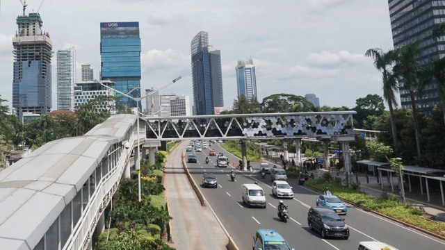 Suasana di Jembatan Penyeberangan Orang (JPO) Dukuh Atas, Jalan Jenderal Sudirman, Jakarta. (Foto: Jamal Ramadhan/kumparan)
