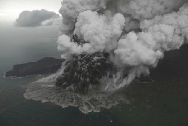 Status Gunung Anak Krakatau Dinaikkkan Siaga