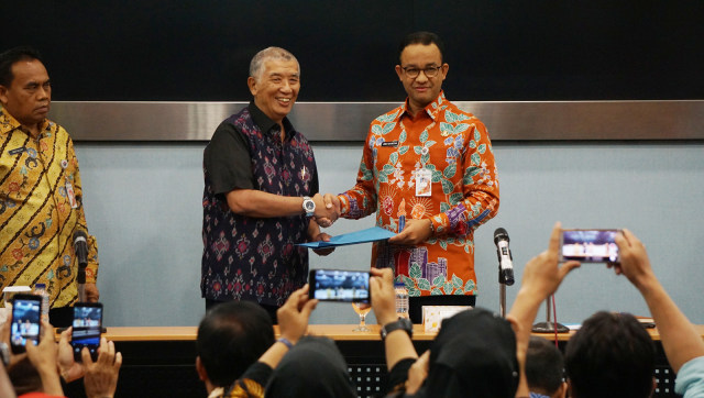 Gubernur DKI Jakarta, Anies Baswedan (kanan) usai musyawarah perencanaan pembangunan Tahun 2019. (Foto: Irfan Adi Saputra/kumparan)