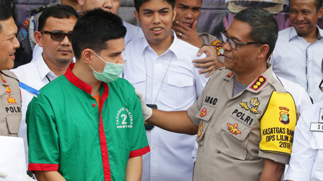 Tersangka kasus narkoba Steve Emmanuel (kiri) dihadirkan saat gelar perkara di Polres Metro Jakarta Barat. (Foto: ANTARA FOTO/Rivan Awal Lingga)