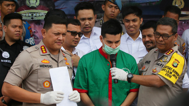 Tersangka kasus narkoba Steve Emmanuel (tengah) dihadirkan saat gelar perkara di Polres Metro Jakarta Barat. (Foto: ANTARA FOTO/Rivan Awal Lingga)