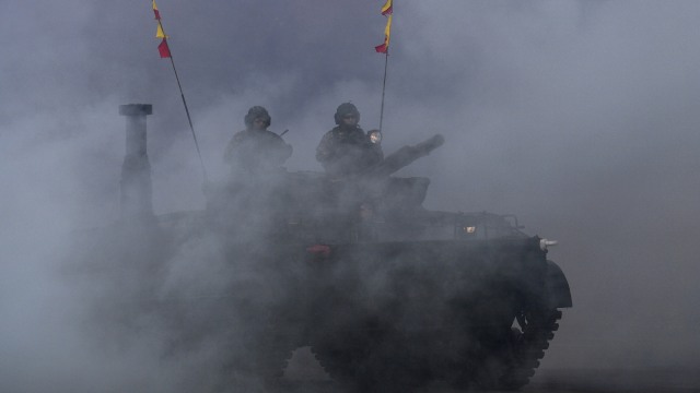 Prajurit Marinir dengan kendaraan tempur mengikuti prosesi Upacara Sertijab Komandan Korps Marinir (Dankormar) di Lapangan Apel Bhumi Marinir Cilandak, Jakarta Selatan, Kamis (27/12/2018).  (Foto: ANTARA FOTO/Sigid Kurniawan)