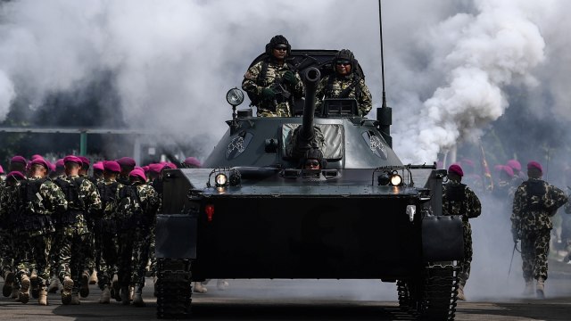 Prajurit Marinir dengan kendaraan tempur mengikuti prosesi Upacara Sertijab Komandan Korps Marinir (Dankormar) di Lapangan Apel Bhumi Marinir Cilandak, Jakarta Selatan, Kamis (27/12/2018).  (Foto: ANTARA FOTO/Sigid Kurniawan)