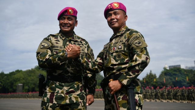 Dankormar Mayjen TNI (Mar) Suhartono (kanan) resmi menjabat sebagai Dankormar menggantikan Mayjen TNI (Mar) Bambang Suswantono (kiri). (Foto: ANTARA FOTO/Sigid Kurniawan)