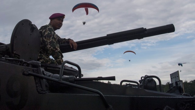 Prajurit Marinir berada di atas kendaraan tempur saat Upacara Sertijab Komandan Korps Marinir (Dankormar) di Lapangan Apel Bhumi Marinir Cilandak, Jakarta Selatan, Kamis (27/12/2018).  (Foto: ANTARA FOTO/Sigid Kurniawan)