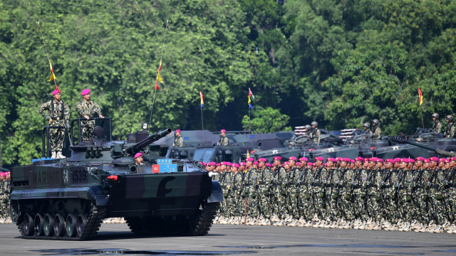 Kepala Staf Angkatan Laut Laksamana TNI Siwi Sukma Aji (kiri) dengan kendaraan tempur saat Upacara Sertijab Komandan Korps Marinir di Lapangan Apel Bhumi Marinir Cilandak, Jakarta Selatan, Kamis (27/12/2018).  (Foto: ANTARA FOTO/Sigid Kurniawan)