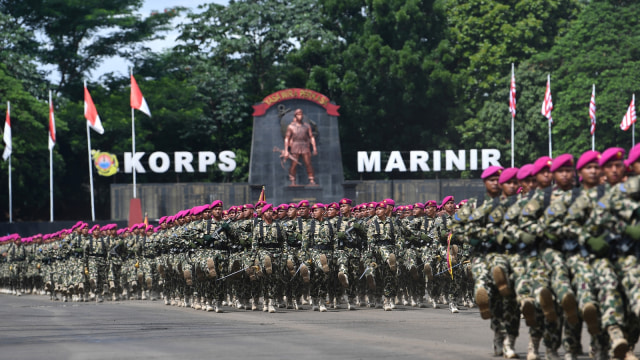 Prajurit Marinir melakukan defile saat Upacara Sertijab Komandan Korps Marinir (Dankormar) di Lapangan Apel Bhumi Marinir Cilandak, Jakarta Selatan, Kamis (27/12/2018).  (Foto: ANTARA FOTO/Sigid Kurniawan)