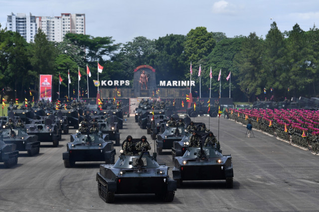 Prajurit Marinir dengan kendaraan tempur mengikuti defile saat Upacara Sertijab Komandan Korps Marinir (Dankormar) di Lapangan Apel Bhumi Marinir Cilandak, Jakarta Selatan, Kamis (27/12/2018).  (Foto: ANTARA FOTO/Sigid Kurniawan)