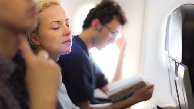 Ilustrasi penumpang di kursi pesawat Foto: Shutter Stock