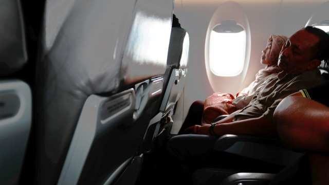Ilustrasi penumpang beristirahat di pesawat Foto: Helinsa Rasputri/kumparan
