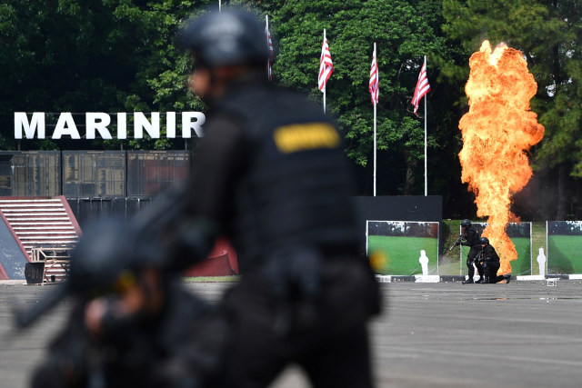 Prajurit Marinir melakukan simulasi penanggulangan teror saat Upacara Sertijab Komandan Korps Marinir (Dankormar) di Lapangan Apel Bhumi Marinir Cilandak, Jakarta Selatan, Kamis (27/12/2018).  (Foto: ANTARA FOTO/Sigid Kurniawan)