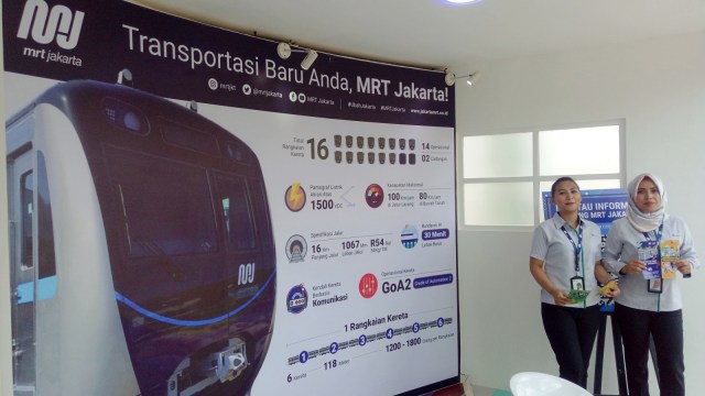 Petugas MRT Jakarta yang sedang berjaga di boot Mini Information Center, Stasiun Dukuh Atas, Jakarta. (Foto: Resya Firmansyah/kumparan)