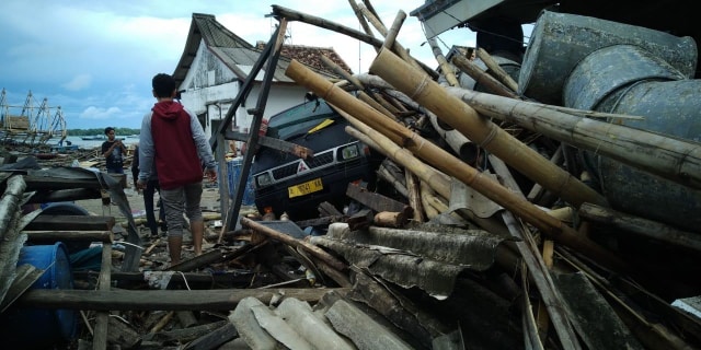 Sejumlah kendaraan dan bangunan di Pandeglang rusak akibat tersapu tsunami. (Foto: Dok. Pribadi Ahmad Emil Mujamil)