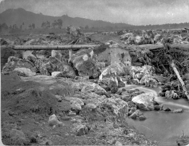 Reruntuhan Benteng di Anyer setelah letusan Krakatau pada tahun 1883. (Foto: Wikipedia/Koleksi Museum Tropen)