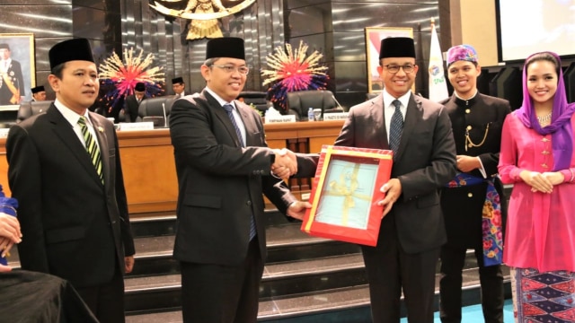 DPRD DKI dan Gubernur DKI Jakarta, Anies Baswedan mengesahkan tiga Raperda. (Foto: Dok. Pemprov DKI Jakarta)