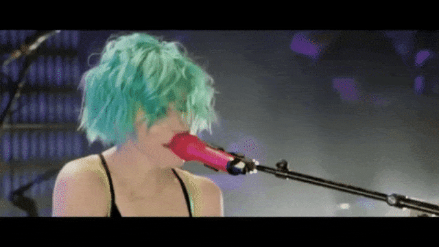 Hayley Williams Saat Live dalam 'MONUMENTOUR' di Chicago (Foto: YouTube Fueled By Ramen)