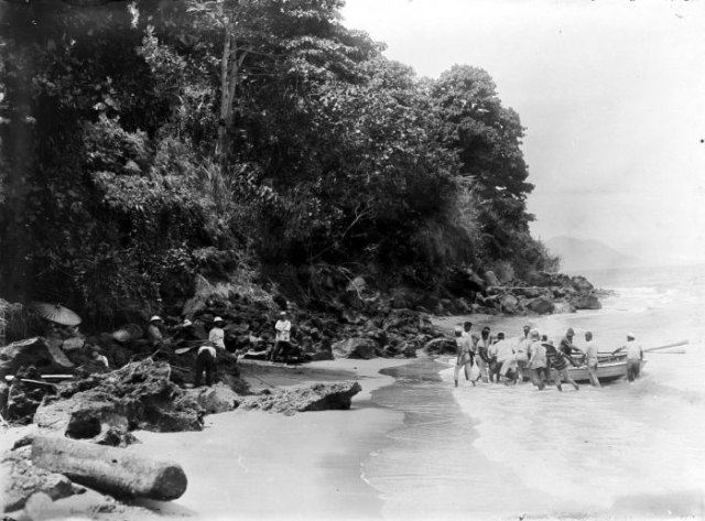 Suasana di pantai Krakatau tahun 1910-1920. (Foto: Wikipedia/Koleksi Museum Tropen)