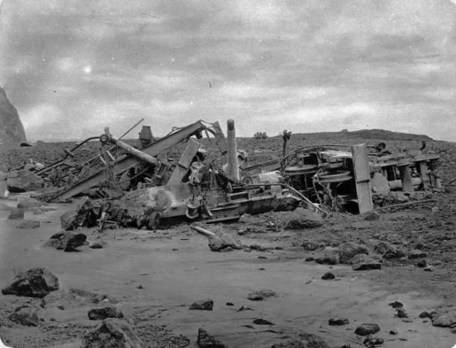 Kereta api uap di Merak hancur karena letusan Krakatau pada tahun 1883. (Foto: Wikipedia/Koleksi Museum Tropen)