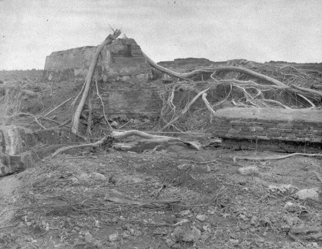 Reruntuhan di Anyer setelah letusan Krakatau tahun 1883. (Foto: Wikipedia/Koleksi Museum Tropen)
