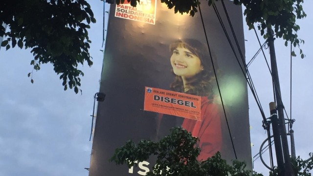 Reklame PSI yang disegel di Jalan Gatot Subroto, Jakarta Selatan. (Foto: Ferry Fadhlurrahman/kumparan)