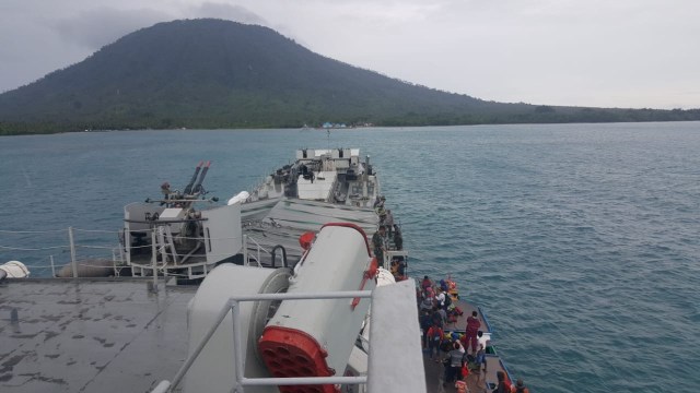 KRI Teluk Cirebon evakuasi penduduk Pulau Sebesi. (Foto: Dok. Komando Armada 1)