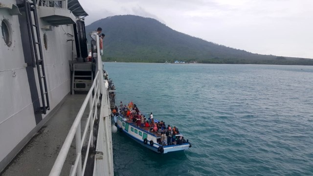 KRI Teluk Cirebon evakuasi penduduk Pulau Sebesi. (Foto: Dok. Komando Armada 1)